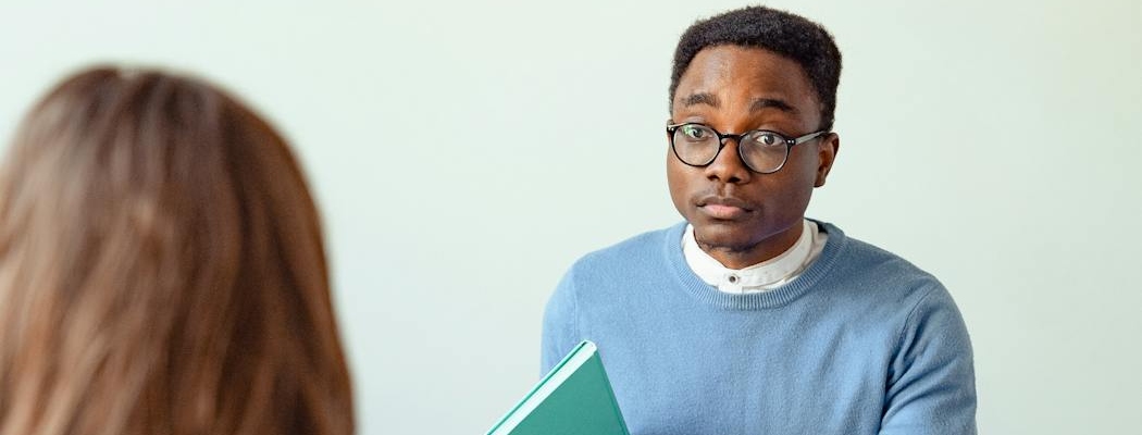 A person talking to a therapist at an inpatient rehab Florida center