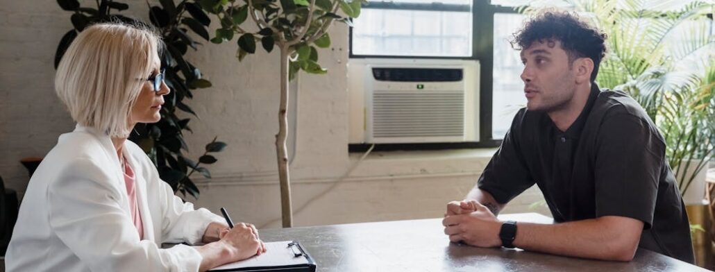 A person talking to a therapist, which is a way to get psychological support at our methadone detox Florida center